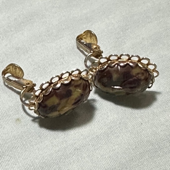 Vintage, gold tone, carved cameo of a pharaoh, clip on earrings - Picture 2 of 13